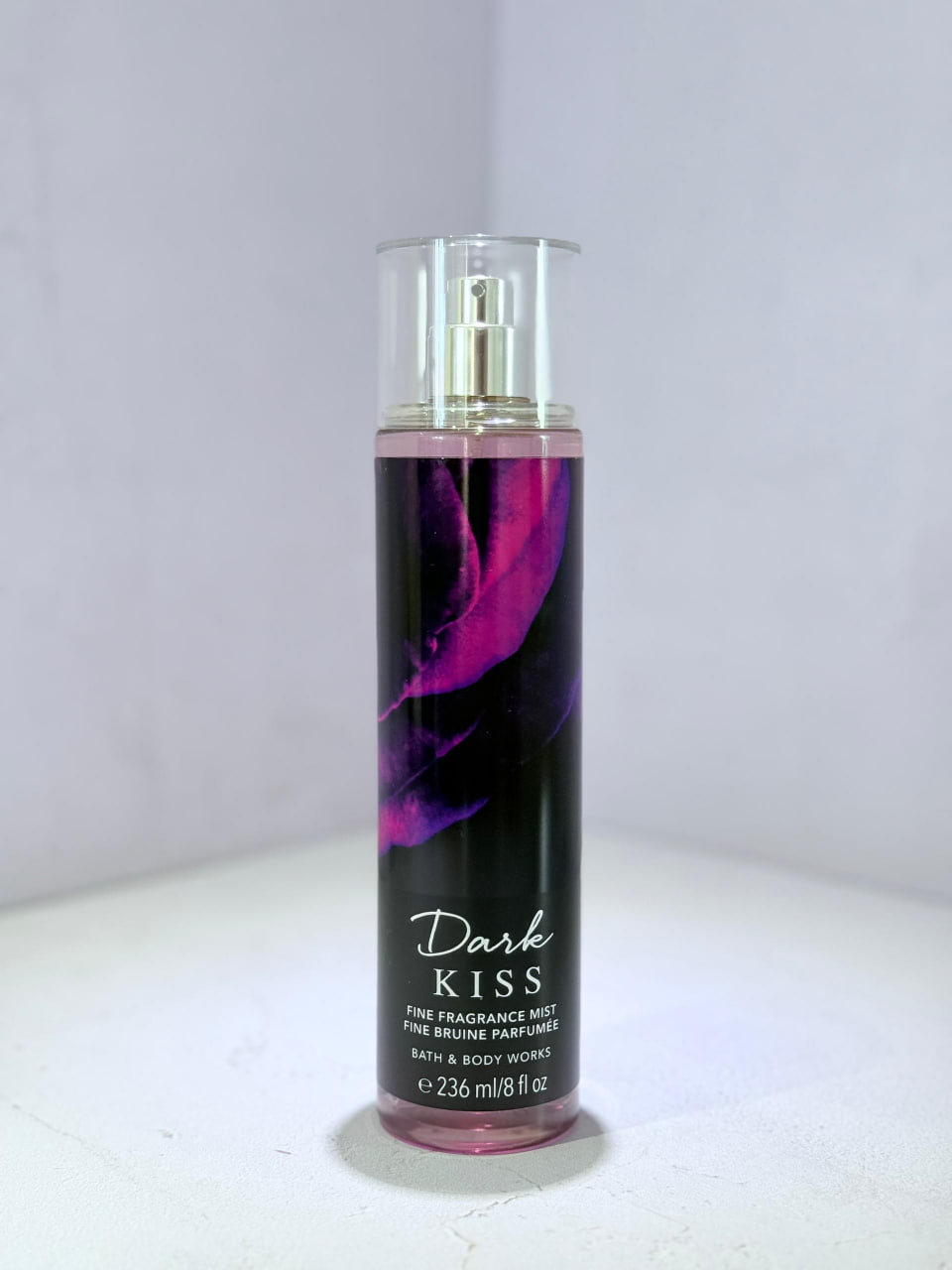 بادی میست زنانه Dark Kiss از Bath & Body Works با رایحه گرم، شیرین و اغواگر، حجم ۲۳۶ میلی‌لیتر