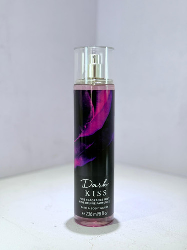 بادی میست زنانه Dark Kiss از Bath & Body Works با رایحه گرم، شیرین و اغواگر، حجم ۲۳۶ میلیلیتر