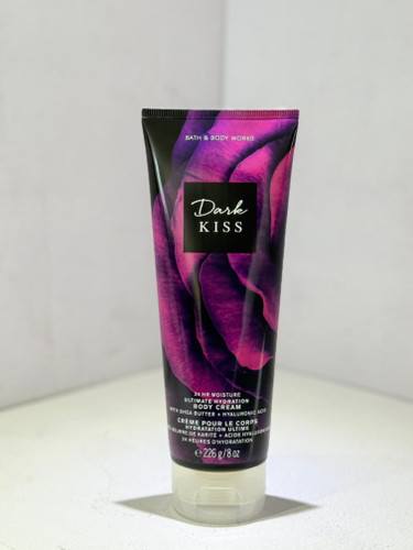 بادی کرم دارک کیس Bath & Body Works با بافت غلیظ، آبرسانی بالا و رایحه گرم و اغواگر