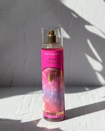 بادی میست زنانه Pink Tie-Dye از برند Bath & Body Works با رایحه سیب خنک و مشک تمیز، حجم ۲۳۶ میلیلیتر