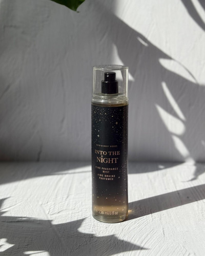 بادی میست زنانه Into the Night از Bath & Body Works با رایحهای گرم، اغواگر و شبانه، حجم ۲۳۶ میلیلیتر