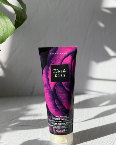 بادی کرم دارک کیس Bath & Body Works با بافت غلیظ، آبرسانی بالا و رایحه گرم و اغواگر