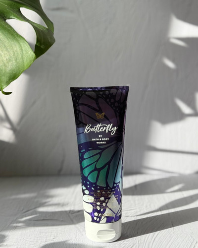 بادی کرم Butterfly با رایحه ملایم و دخترانه، بافت سبک و آبرسانی بالا از Bath & Body Works