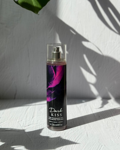بادی میست زنانه Dark Kiss از Bath & Body Works با رایحه گرم، شیرین و اغواگر، حجم ۲۳۶ میلیلیتر